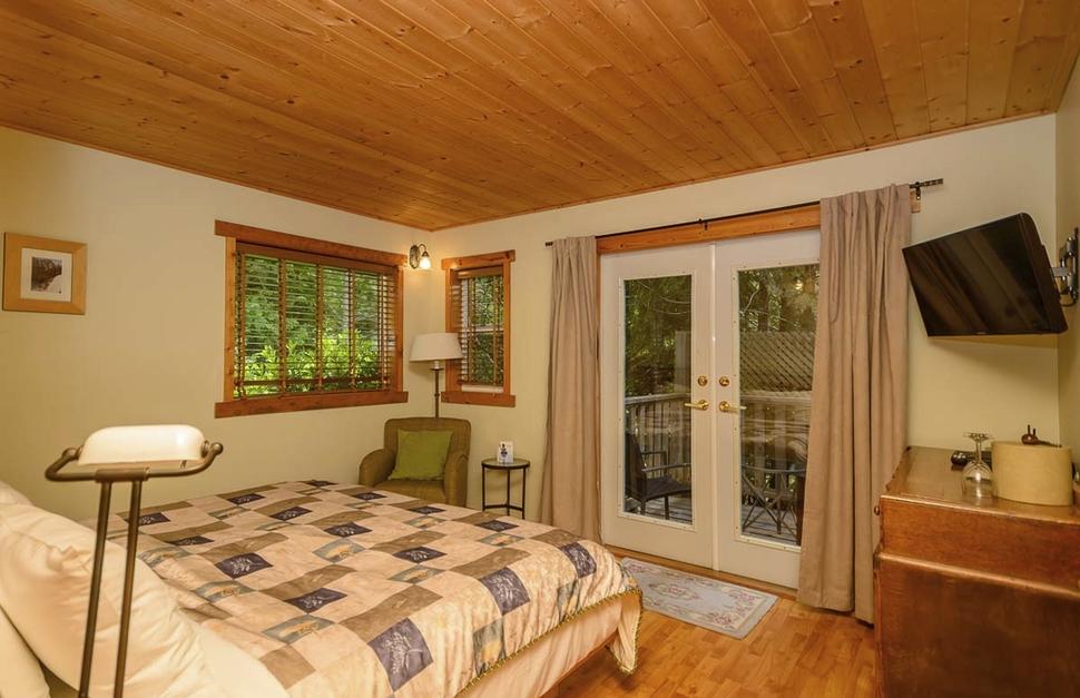 Queen Forest Room