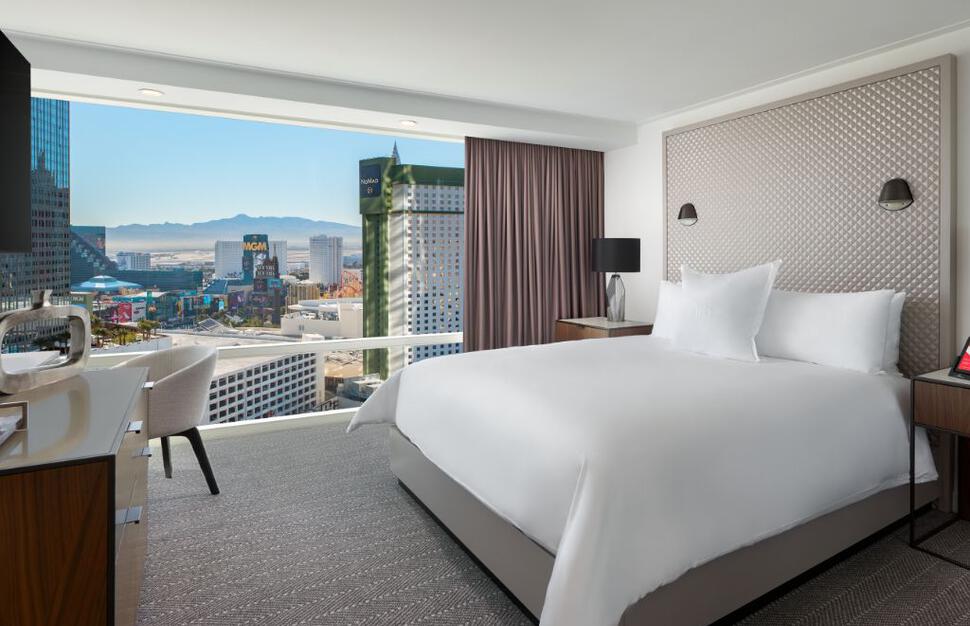 Corner Suite Strip View Room