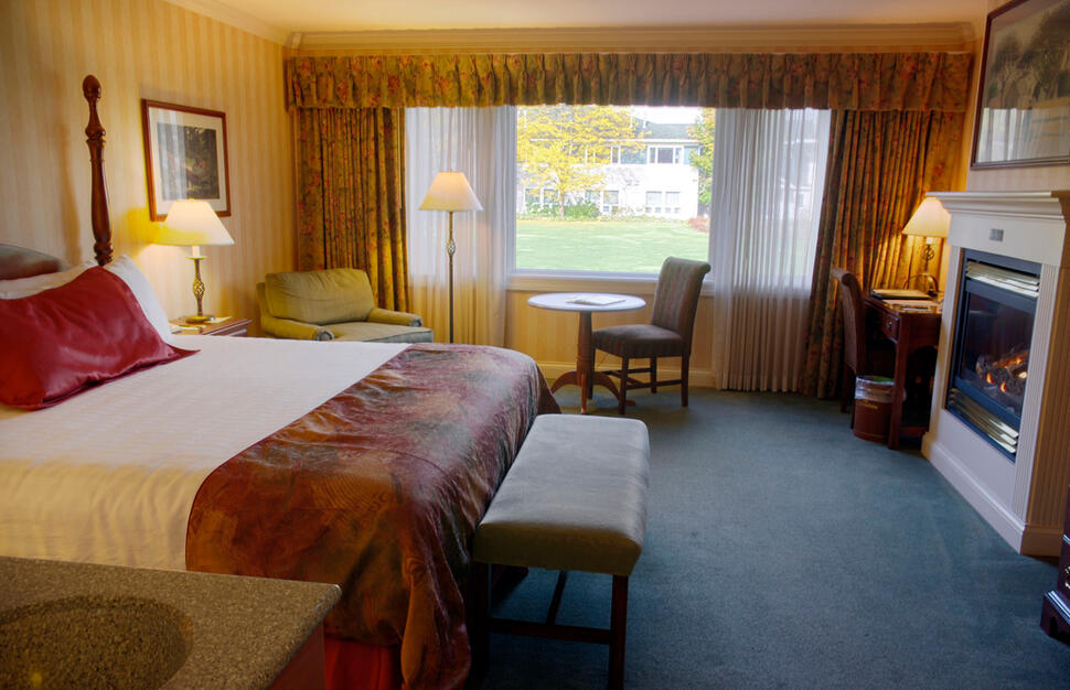 luxury king accommodations, Stoweflake Mountain Resort & Spa, Stowe, Vermont, USA