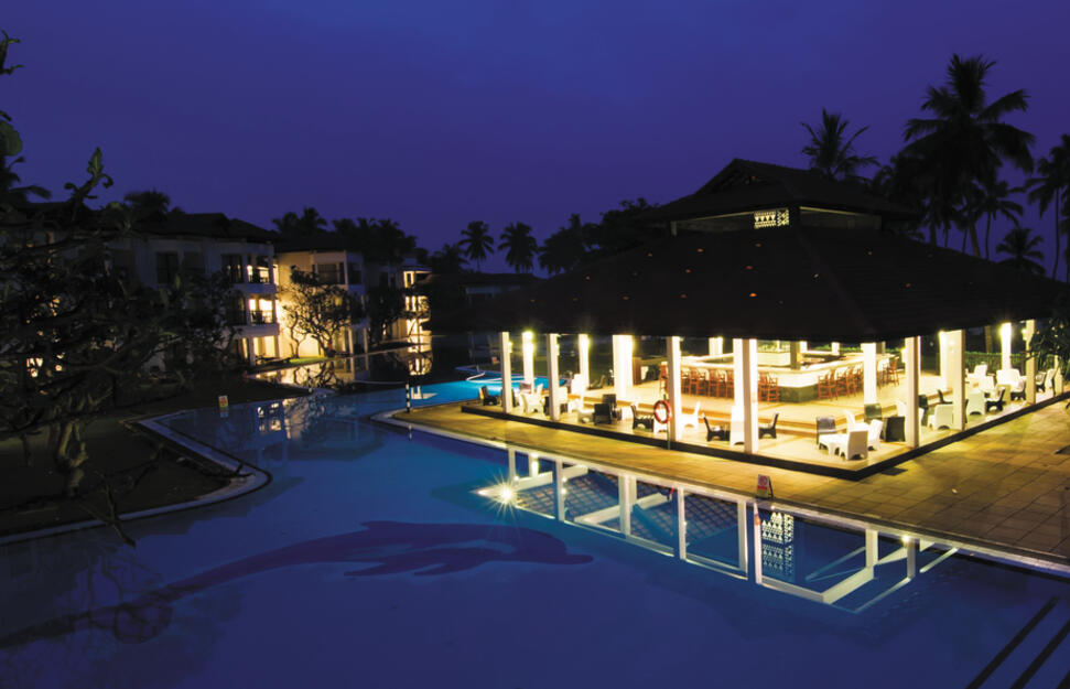Main Pool with Flippers Bar