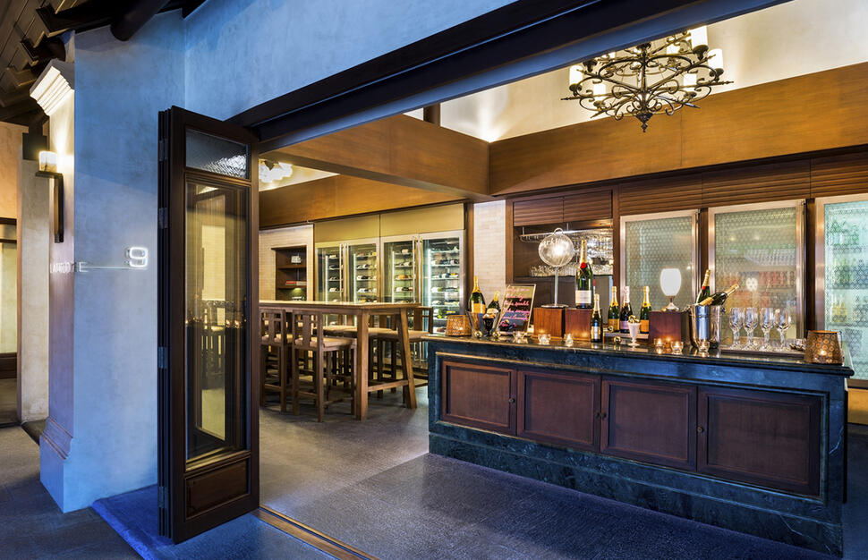 Latitude 9 Bar,