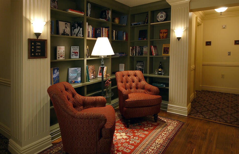 Guest Library, River Inn, River Inn of Harbor Town, Memphis, Tennessee