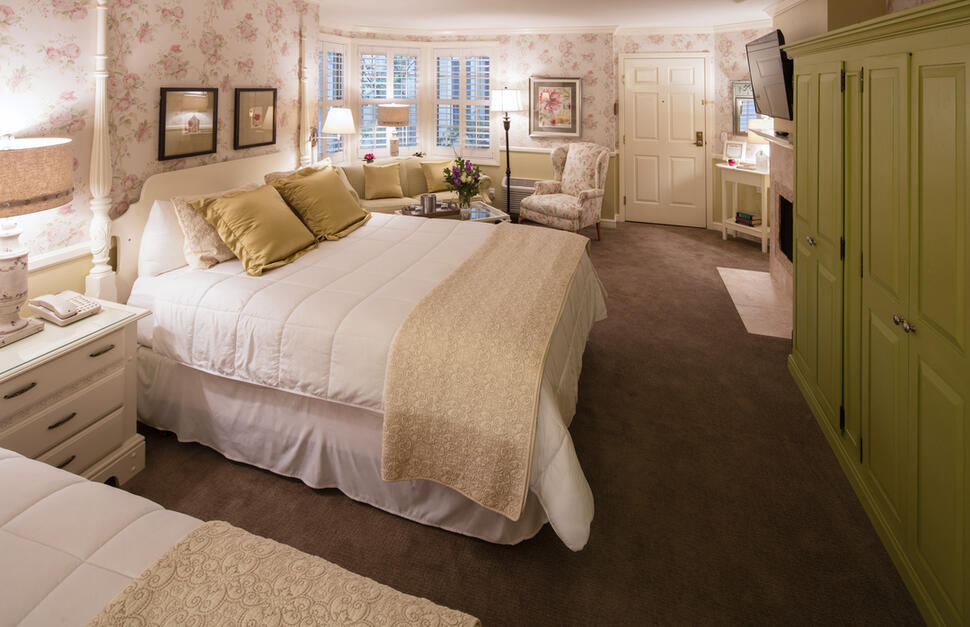 Queen Deluxe Room