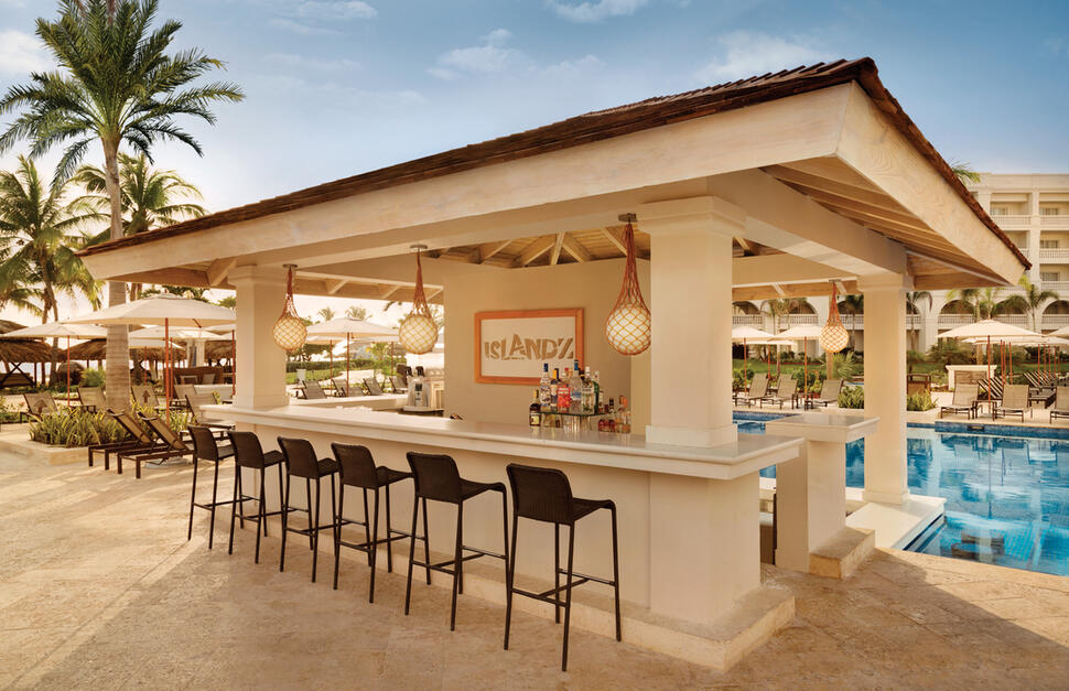 Swim up pool to Zilara Rooms