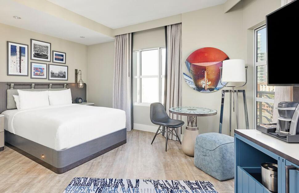 Deluxe 1 King 1 Queen Room
