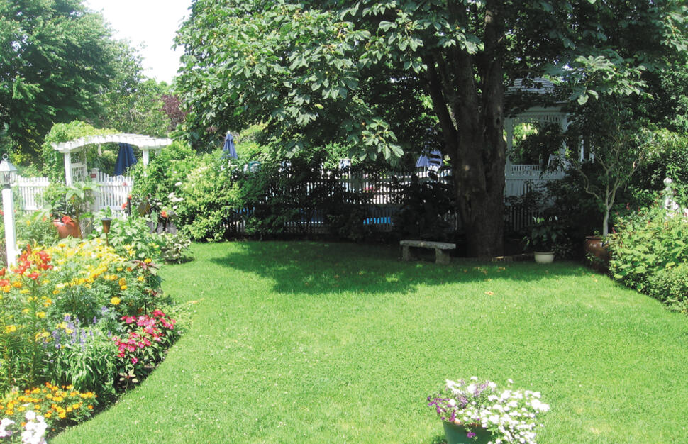 Gardens at the Dan'l Webster Inn, with pool in background, Dan'l Webster Inn, Boston