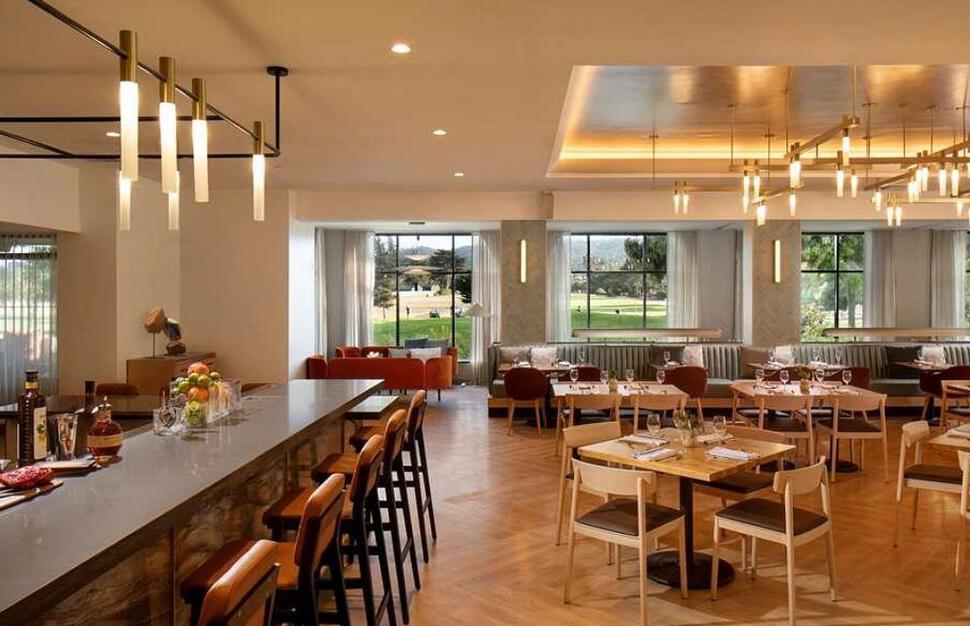 Lobby & Fireplace Lounge
