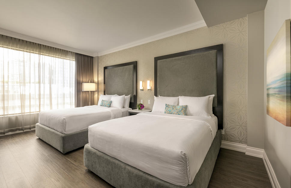 Deluxe Queen Queen Room