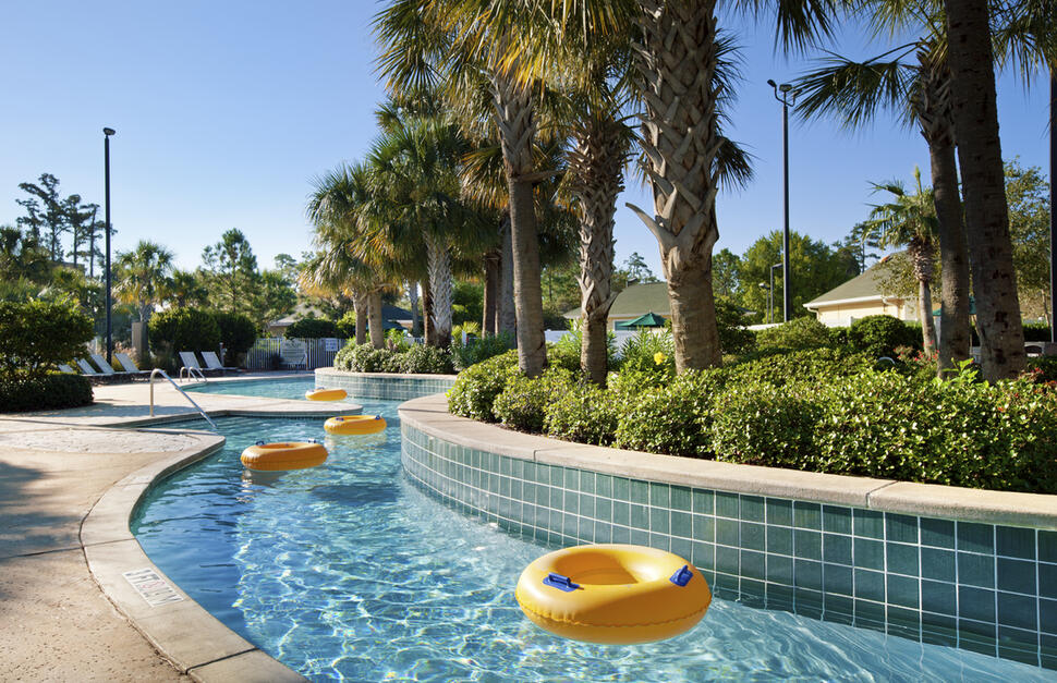 Swimming pool with lazy river