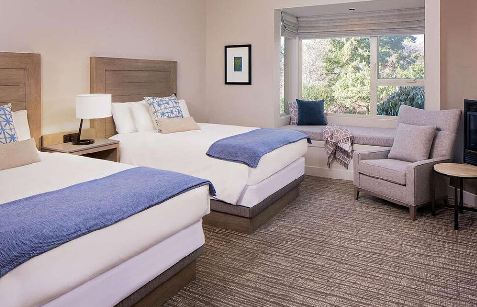 2 Double Beds with Partial Bay View