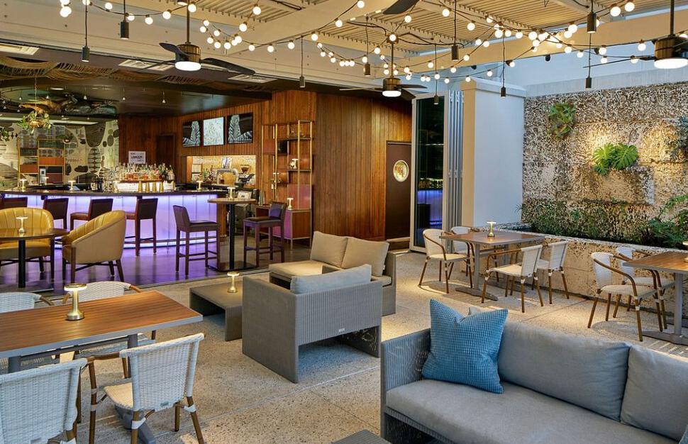 Wink Wink Modern Lounge