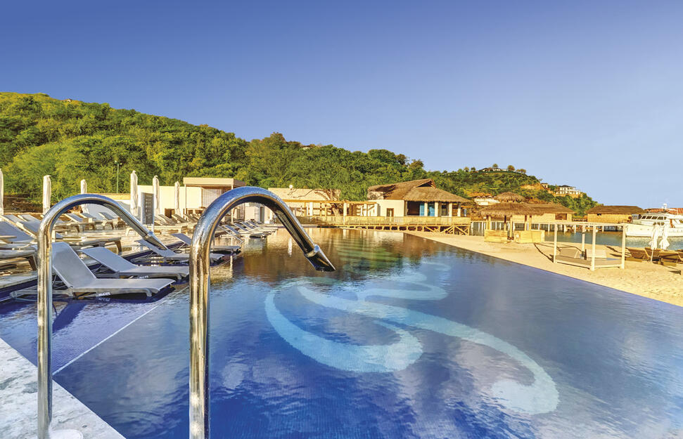 Luxury Junior Suite Swim Out Diamond Club™