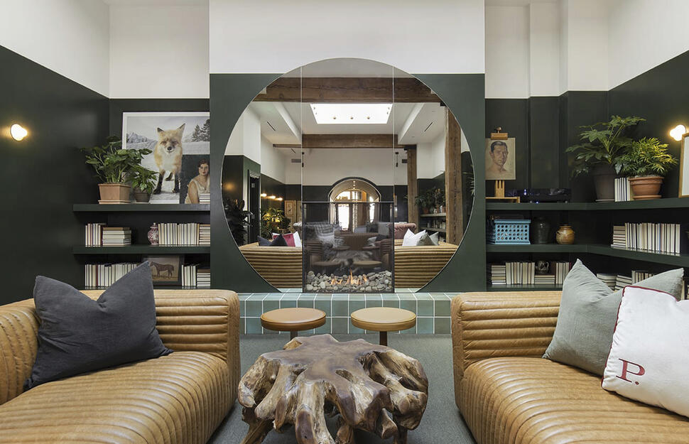 Lobby lounge