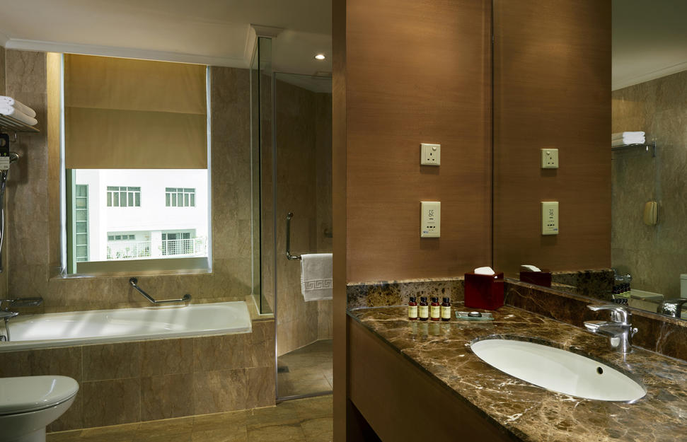 Grand Deluxe Bathroom