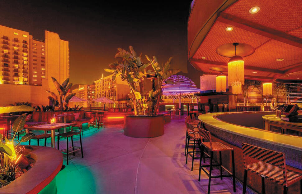 LOUNGE six