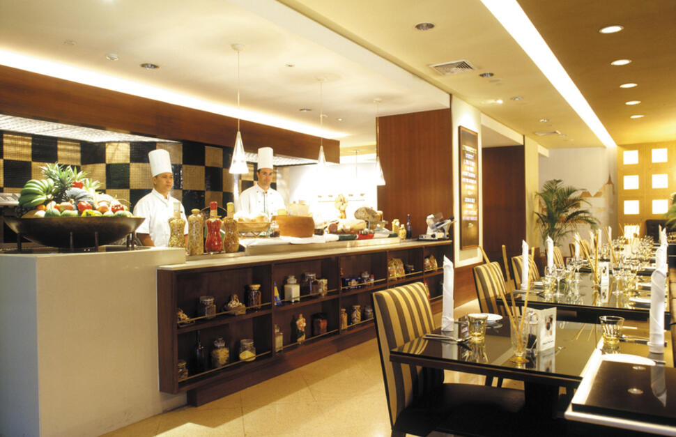 Roberto Restaurant, Century Park Hotel, Bangkok, Thailand, Far East.