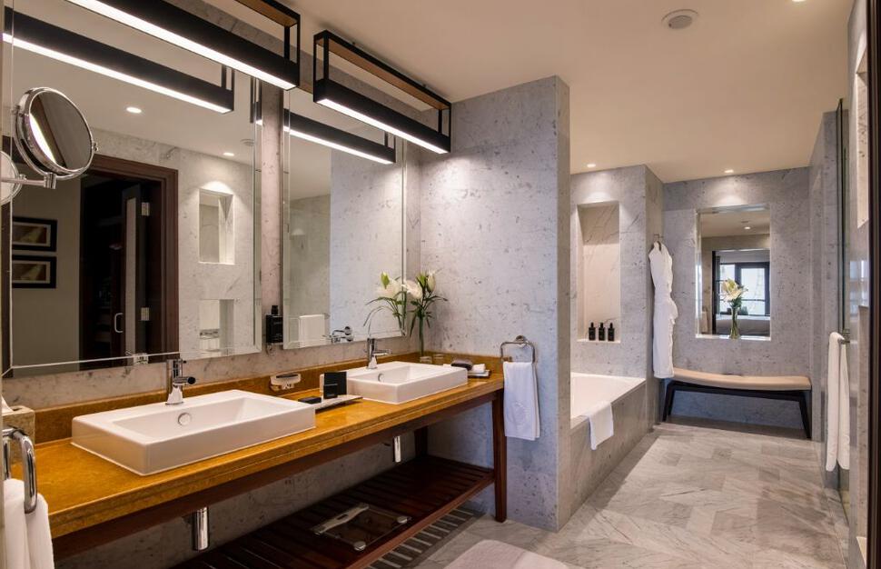 Seafront One Bedroom Suite with Balcony Bathroom