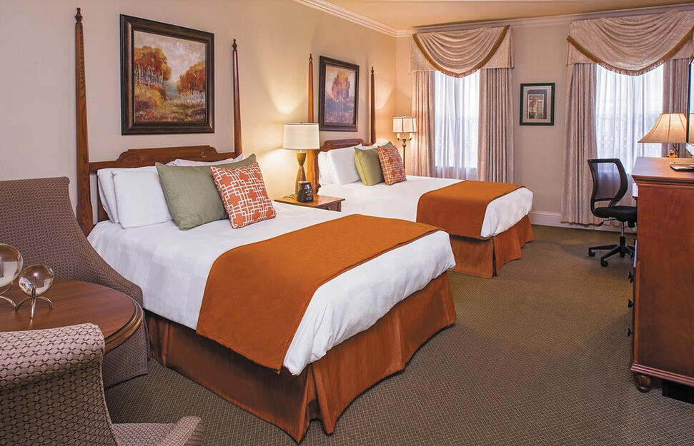 Queen Queen Room, bedroom, St James Hotel New Orleans, Southern USA.