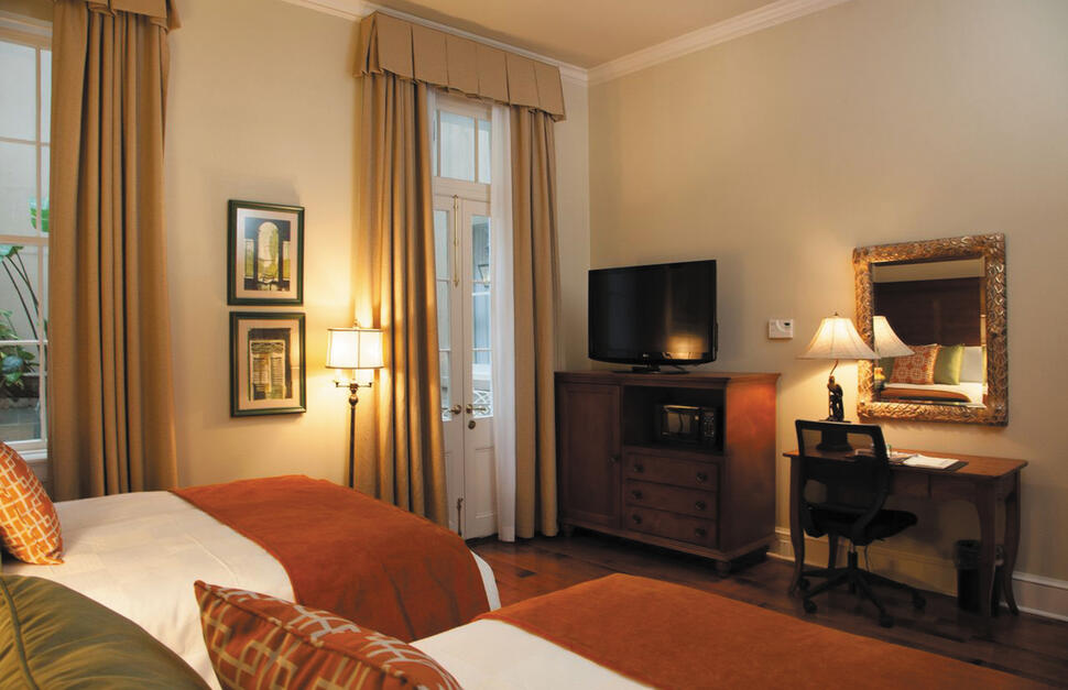 Queen Queen Room, bedroom, St James Hotel New Orleans, Southern USA.
