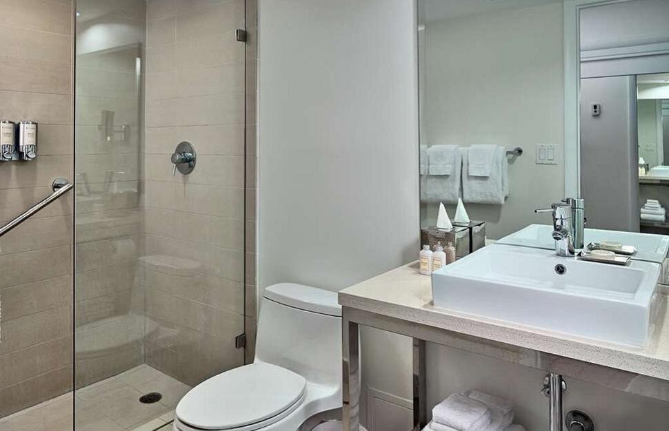 Deluxe Curve Ocean View Room, Sonesta Fort Lauderdale, Florida