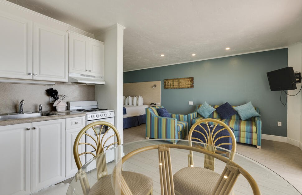 Beachfront Efficiency Room, Kitchen