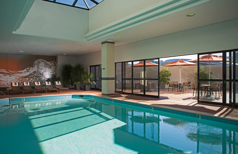 Pool, swimming, terrace, sun, sunbathing, loungers, tables, chairs, parasol, renaissance nashville, deep south, USA