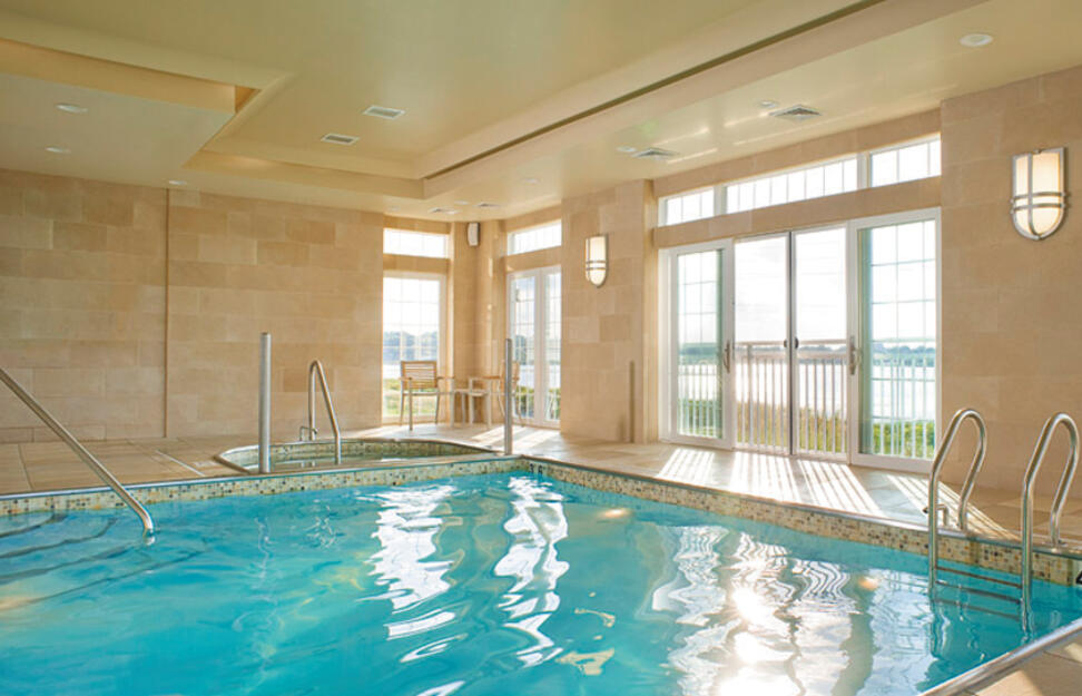 Indoor heated pool, Hotel Bar, Newport Beach Hotel & Suites, Rhode Island, USA