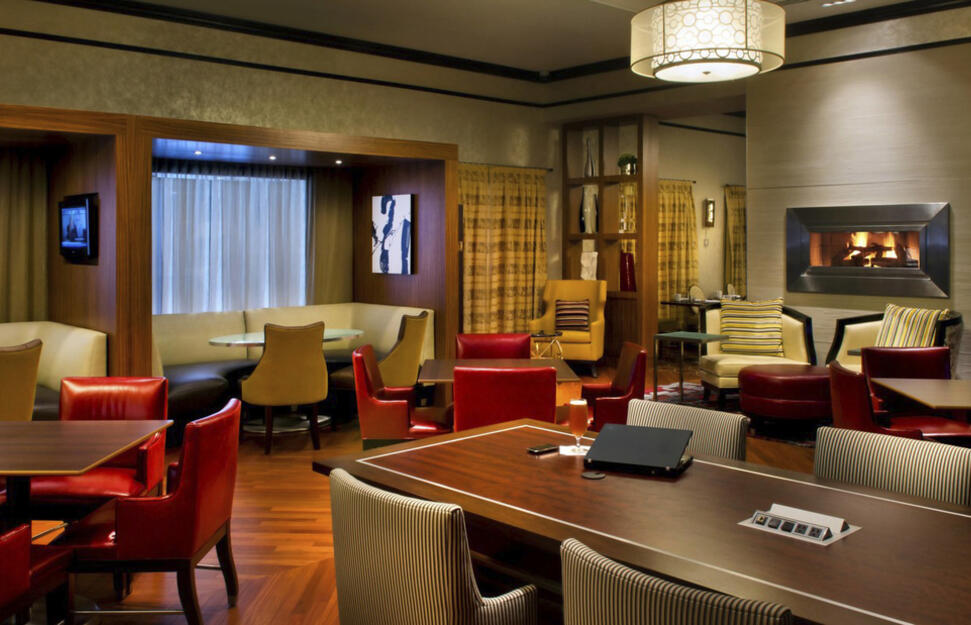 525LEX Restaurant & Lounge
