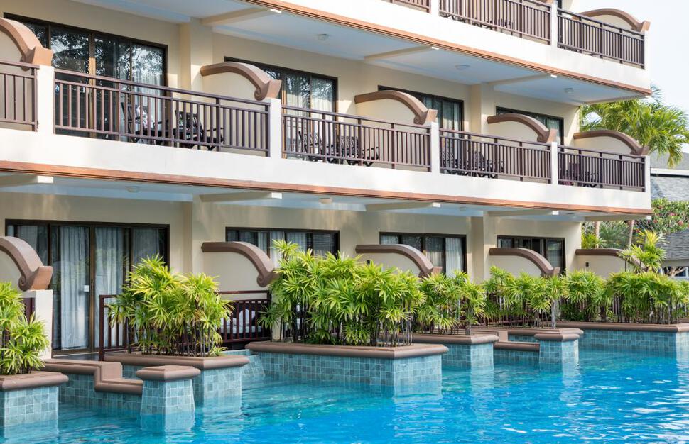 Deluxe Pool Access with Jacuzzi Rooms