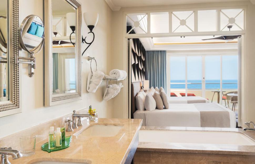 Oceanfront Junior Suite Bathroom