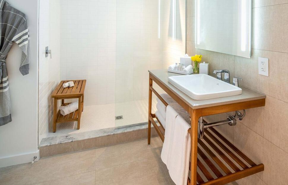 Deluxe Room Bathroom