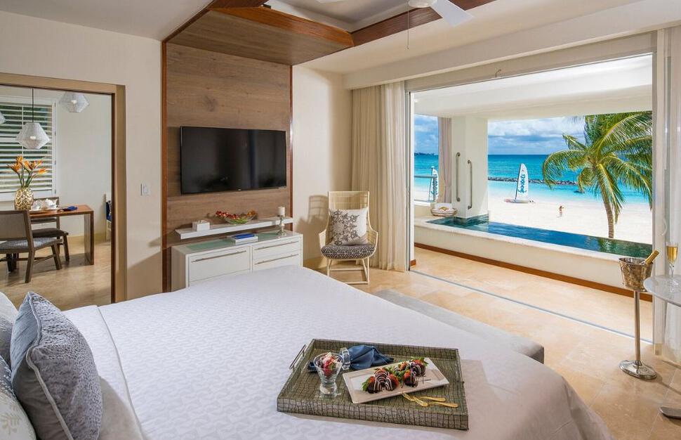 Beachfront One Bedroom Skypool Butler Suite w/ Balcony Tranquility Soaking Tub