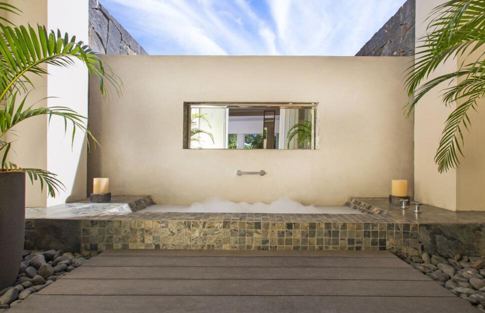 Suite outdoor bathtub
