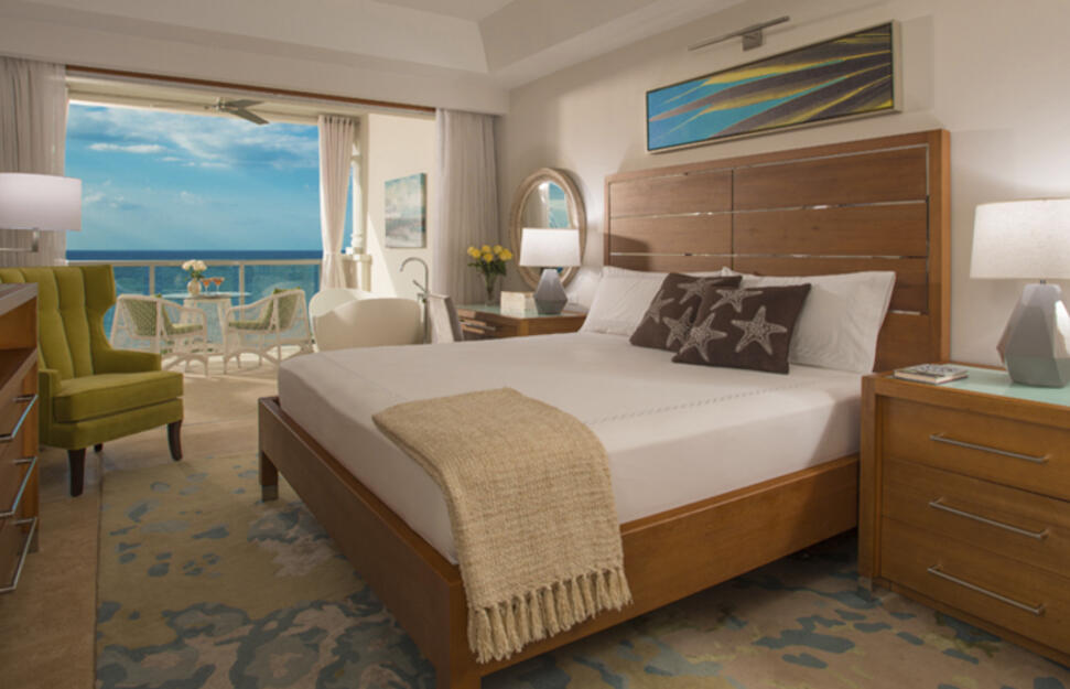Beachfront Grande Luxe Club Level Junior Suite with Tranquility Soaking Tub