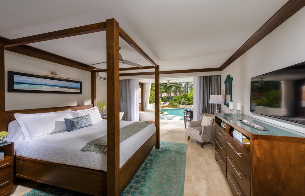 Crystal Lagoon Swim-Up Club Level Luxury Room with Patio Tranquility Soaking Tub