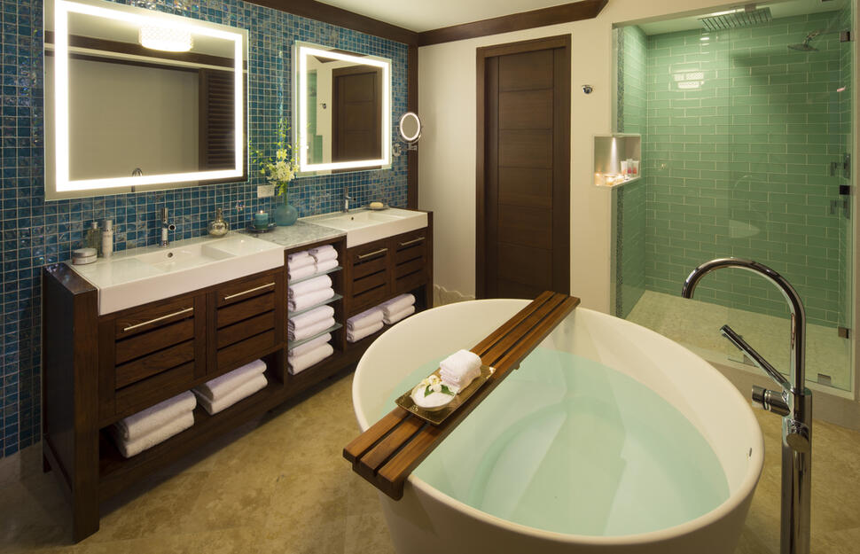 Crystal Lagoon One Bedroom Butler Suite with Balcony Tranquility Soaking Tub