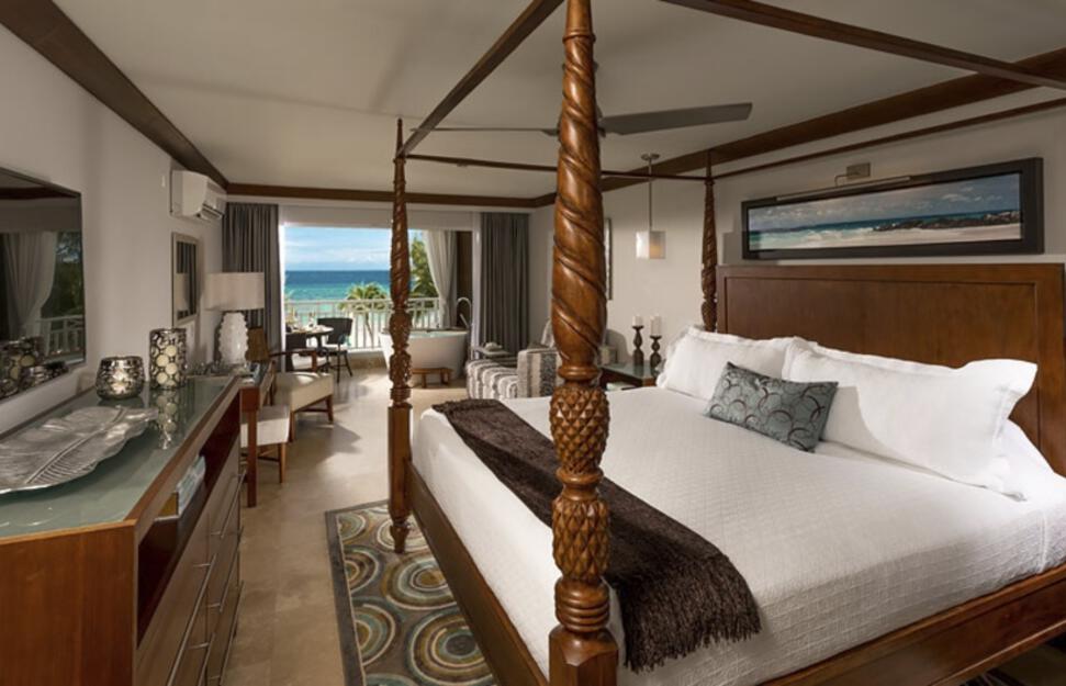 Beachfront Club Level Suite with Balcony Tranquility Soaking Tub