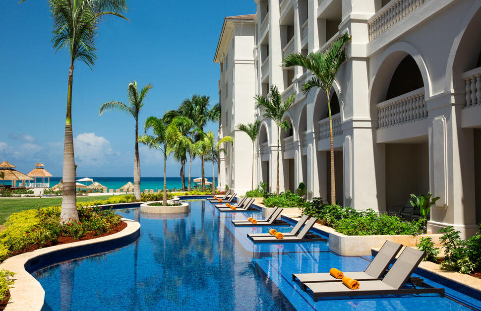 Swim up pool to Zilara Rooms