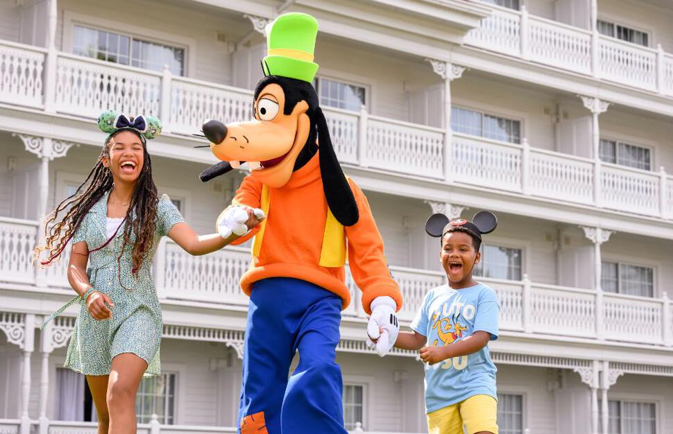Guests with Goofy at Disney's Grand Floridian