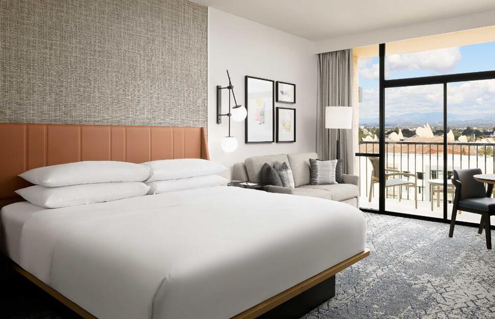 Club king balcony park view