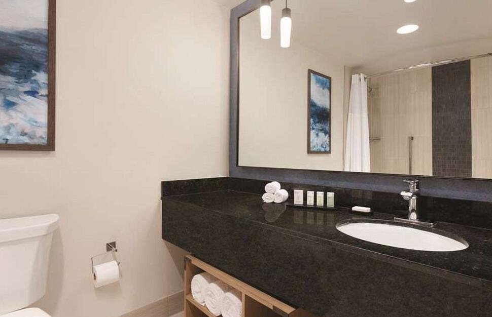 Suite bathroom