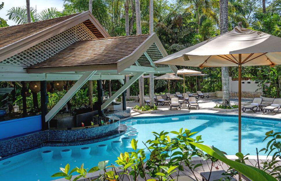 Pool and Swim Up Bar