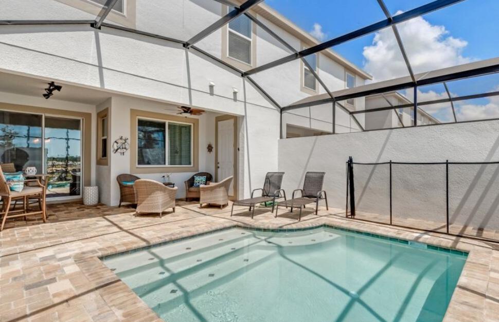 Example Townhouse Splash Pool