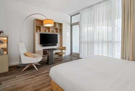 King Balcony City View