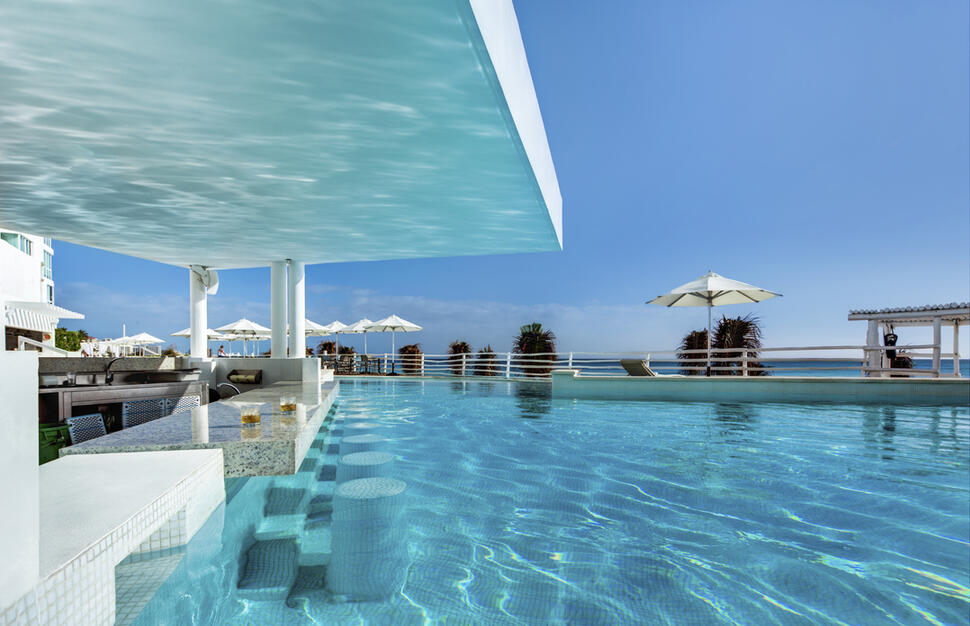 Swim-up Pool Bar