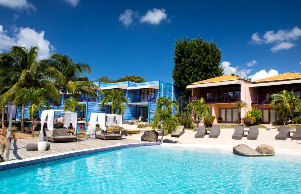 Beach pool, with Villas and Cocoa Pods