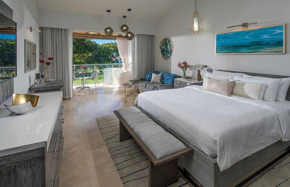 South Seas Club Level Junior Palm Suite w/ Outdoor Tranquility Soaking Tub