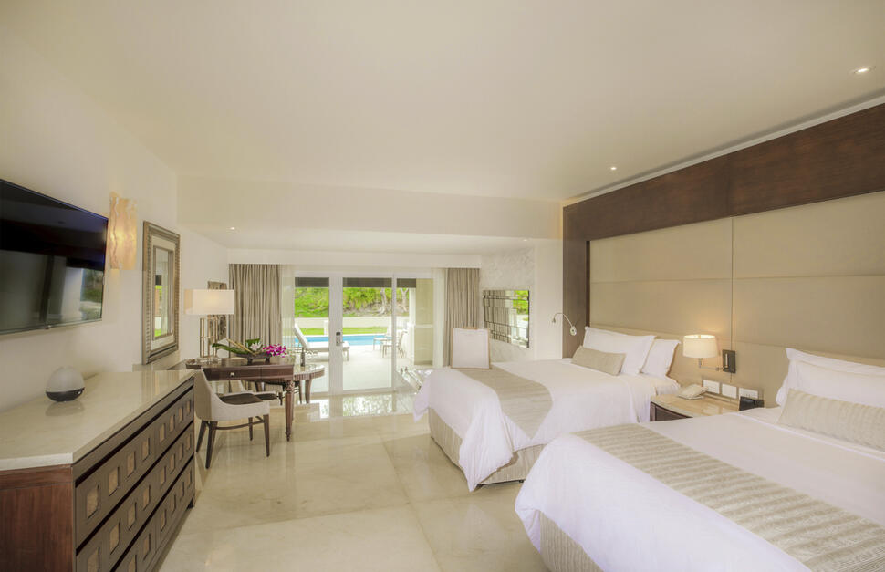 Grand Swim-Up Suite