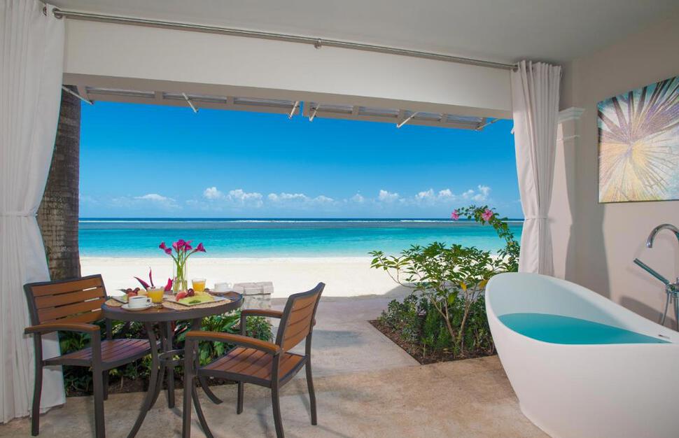 Windsor Beachfront Walkout Club Elite Room with Patio Tranquility Soaking Tub