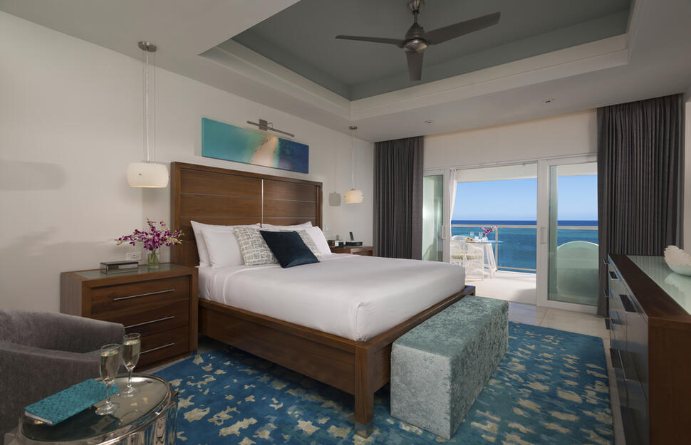 Oceanfront Penthouse Club Level Junior Suite with Balcony Tranquility Soaking Tub